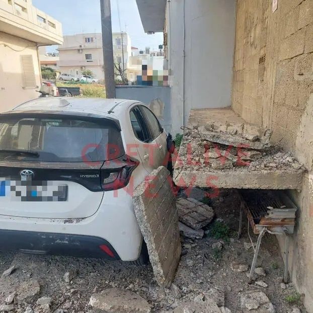 Ηράκλειο: Κατέρρευσε τμήμα μπαλκονιού πάνω σε αυτοκίνητο - Δείτε βίντεο