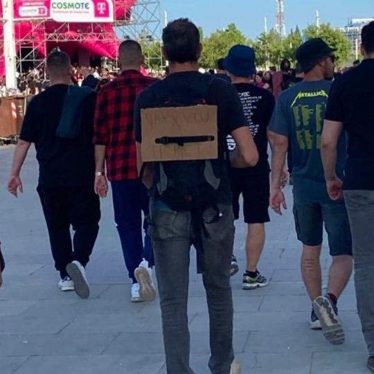 «Ψάχνω Ticket»: Ο θαυμαστής των Metallica που έψαχνε εισιτήριο με... χαρτόνι στην πλάτη