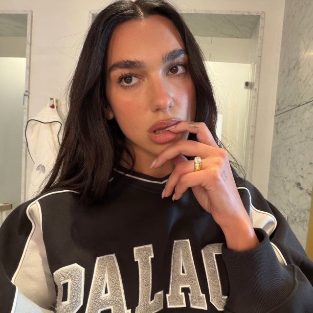 Dua Lipa: Ζητά 15 εκατ. δολάρια από τη Samsung για παράνομη χρήση φωτογραφίας της
