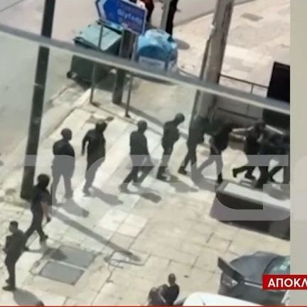 Καλλιθέα: Φωτογραφίες της 43χρονης να μπαίνει σε αυτοκίνητο ενώ αιμορραγούσε