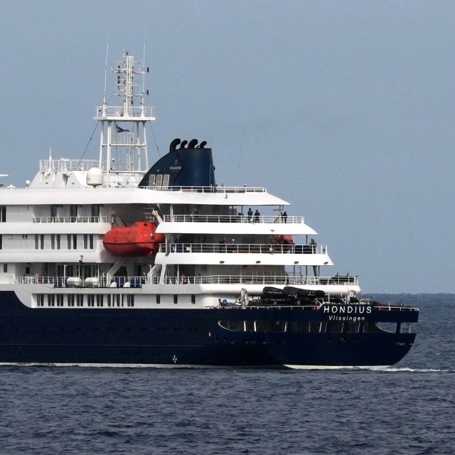 Μετ' εμποδίων η εκκένωση του «MV Hondius» - Αγκυροβόλησε στο λιμάνι της Γκραναδίγια λόγω καιρού