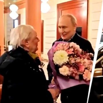 Αγκαλιές και λουλούδια: Viral η τρυφερή πλευρά του Πούτιν όταν συναντά τη δασκάλα των γερμανικών του