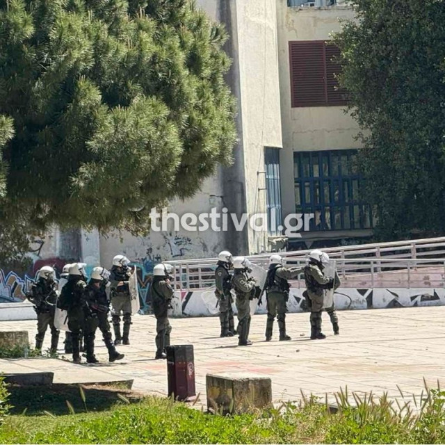 Θεσσαλονίκη: Αντιεξουσιαστές επιτέθηκαν με ρόπαλα και καπνογόνα σε φοιτητές μέσα στο ΑΠΘ