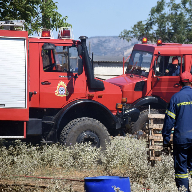 Φωτιά πάνω από το γήπεδο του Καματερού - Επί τόπου η Πυροσβεστική