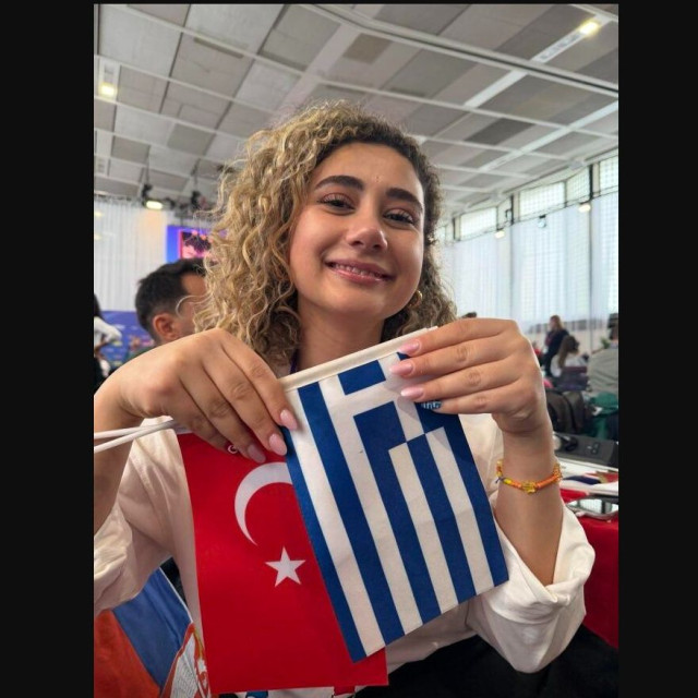 Eurovision 2026: Τουρκάλα φαν εμφανίστηκε με ελληνική σημαία και στηρίζει Akyla