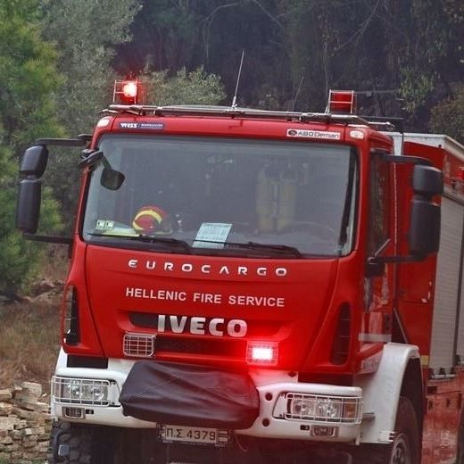 Φωτιά σε προαύλιο εργοστάσιου στη Γλύφα Χαλκίδας