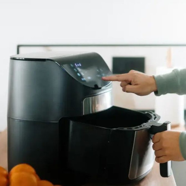 9 πράγματα που πρέπει να μην βάλετε ποτέ στο air fryer