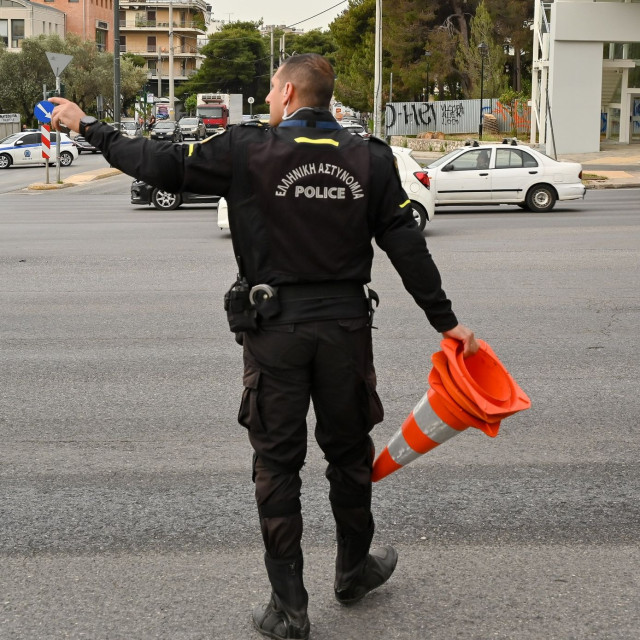 Παλαιό Φάληρο: Μπετονιέρα προσέκρουσε σε κολώνα - Διακοπή κυκλοφορίας στη Λεωφόρο Αμφιθέας