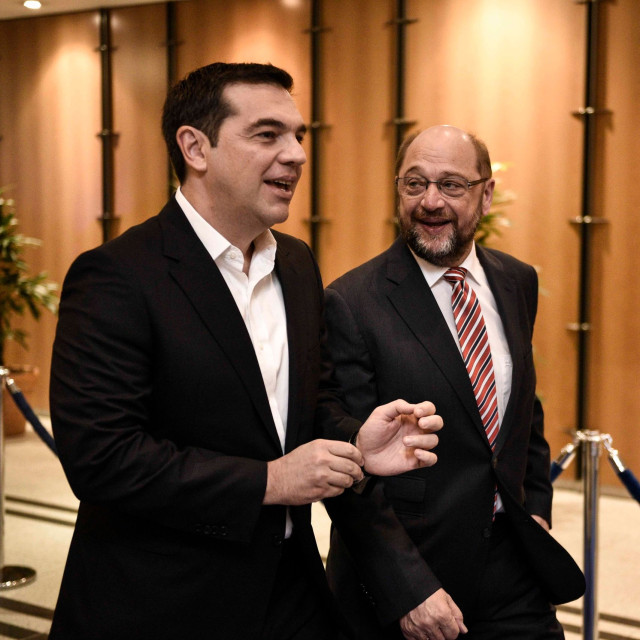 «Όταν έρχεται εδώ είναι νομοταγής»: Ο Τσίπρας καθησύχαζε τον Σουλτς το 2014 – Τι λέει η Βούλτεψη