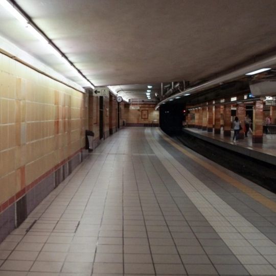 Ομόνοια: Συναγερμός στις Αρχές για άνδρα που έπεσε στις γραμμές του Ηλεκτρικού