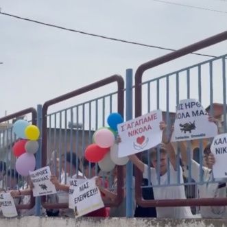 Ρόδος: Επέστρεψε νικητής ο μικρός Νικόλας μετά τη μάχη με τον καρκίνο - Συγκινητική υποδοχή