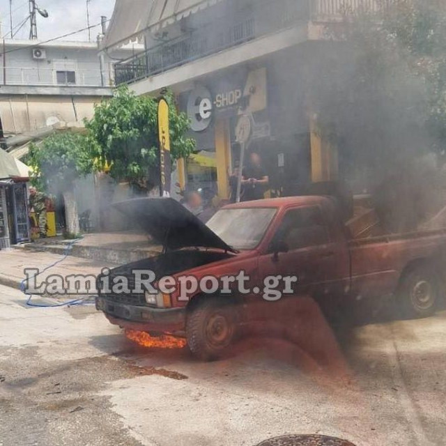 Λαμία: Αγροτικό εν κινήσει «τυλίχθηκε» στις φλόγες
