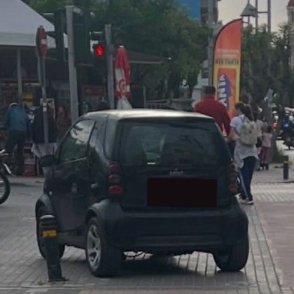 Ρέθυμνο: Πάρκινγκ όπου… χωράει - Αδιανόητη στάθμευση απέναντι από το Δημαρχείο