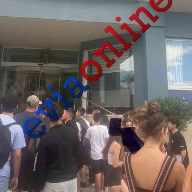 Χαμός στη Χαλκίδα: Μαθητές σχολείου από την Αθήνα πολιορκούν ξενοδοχείο μετά από επίθεση ηλικιωμένης