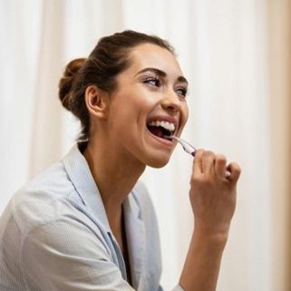 Από τη διατροφή μέχρι το βούρτσισμα των δοντιών: Οι παράγοντες που επηρεάζουν την υγεία των ούλων