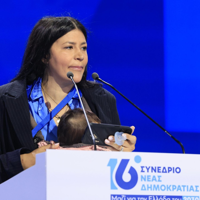 Η σύνεδρος της ΝΔ που ανέβηκε με το μωρό στο βήμα - Εικόνα με υψηλό συμβολισμό