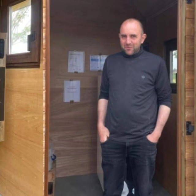 Αγρότης επαναστατεί ενάντια σε πολυεθνική και εγκαθιστά μηχάνημα αυτόματης πώλησης παγωτού
