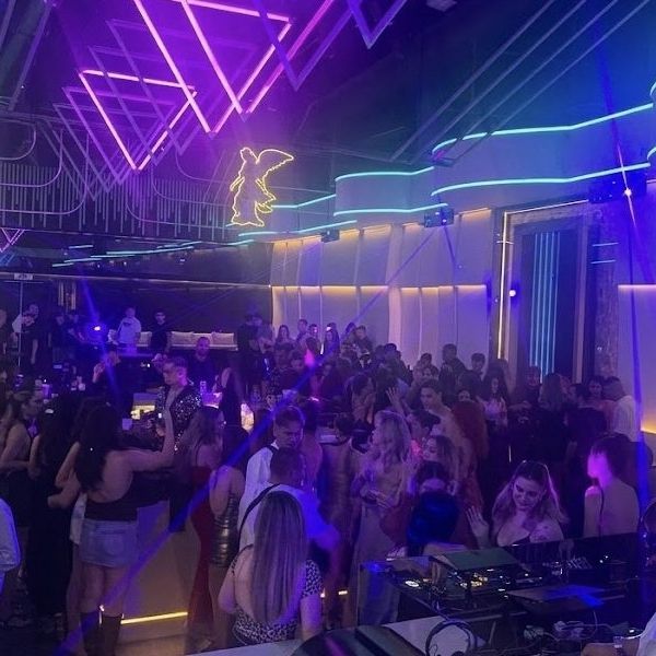Το Louvro επέστρεψε δυναμικά στη νυχτερινή ζωή του Ρεθύμνου - Βίντεο