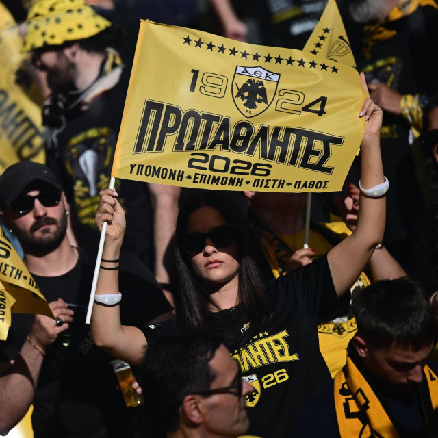 ΑΕΚ – Ολυμπιακός: Χιλιάδες σημαιάκια στην Allwyn Arena με το σύνθημα της Πρωταθλήτριας