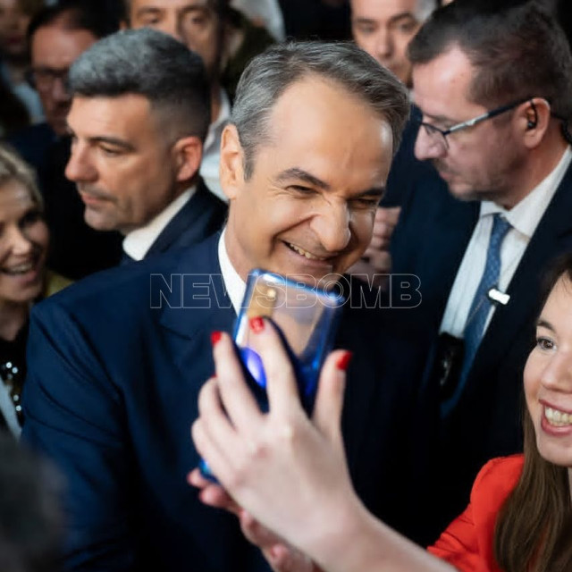 Συνέδριο της ΝΔ: Χαμόγελα και selfie από τον Μητσοτάκη, το «πηγαδάκι» Μπακογιάννη - Δένδια