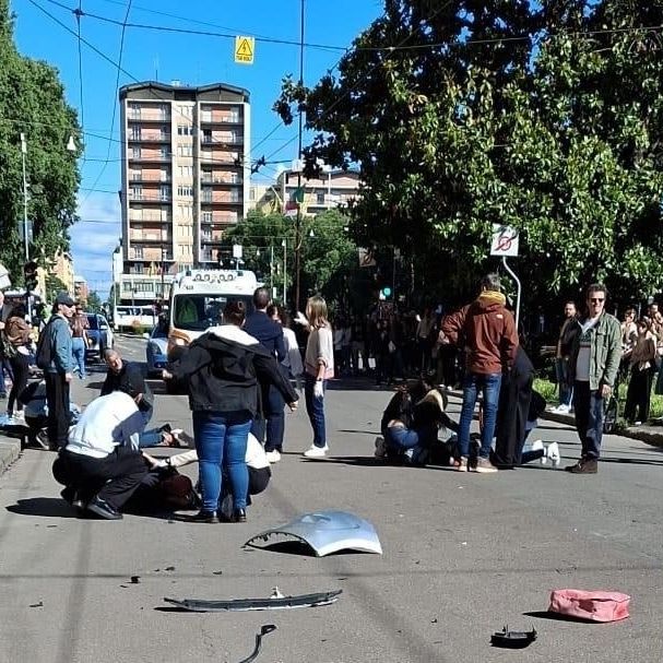 Η στιγμή που αυτοκίνητο «θερίζει» πεζούς στη Μόντενα - Ακρωτηριάστηκαν δύο από τους 8 τραυματίες