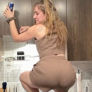 Σάλος στο διαδίκτυο για το προκλητικό twerking δημοκρατικής υποψήφιας - «Βροχή» τα βίντεο