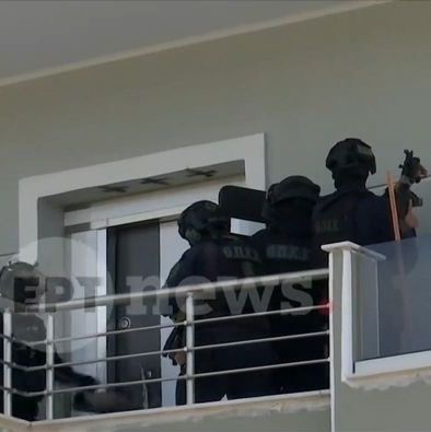 Άνω Λιόσια: Βίντεο από επιχείρηση της ΕΛ.ΑΣ. σε καταυλισμούς - Εντοπίστηκαν όπλα και ναρκωτικά