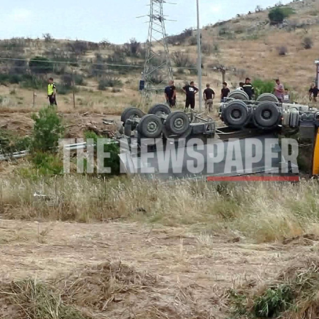 Αναποδογύρισε φορτηγό έξω από τον Βόλο - Επιχείρηση απεγκλωβισμού του οδηγού