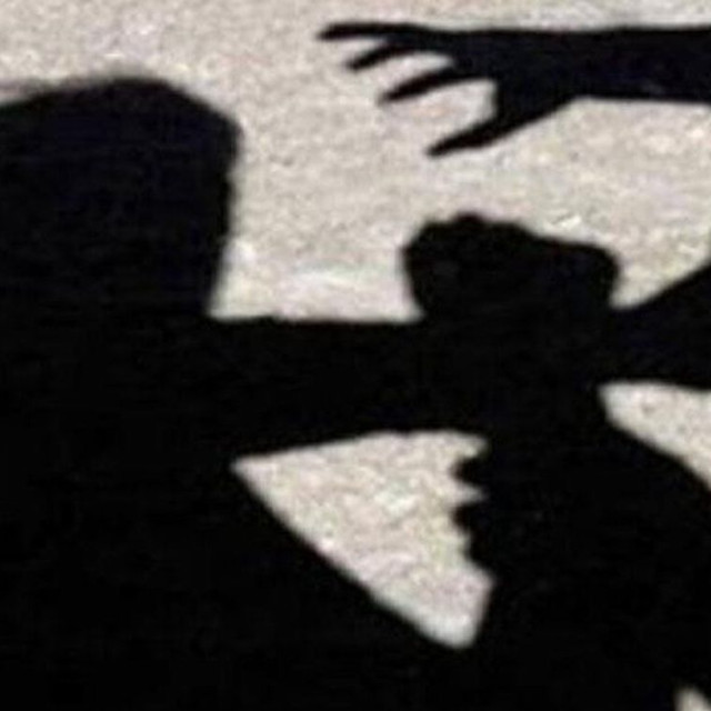 Βρετανία: Ξερίζωσαν τούφα μαλλιών από 20χρονη κατά τη διάρκεια καβγά σε γυναικείες τουαλέτες- Βίντεο