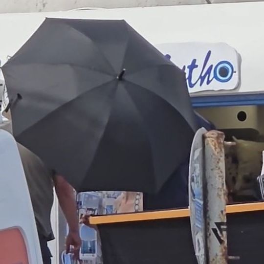 Emily in Paris στη Μύκονο: Πίσω από μαύρες ομπρέλες η Lily Collins για να αποφύγει τους παπαράτσι