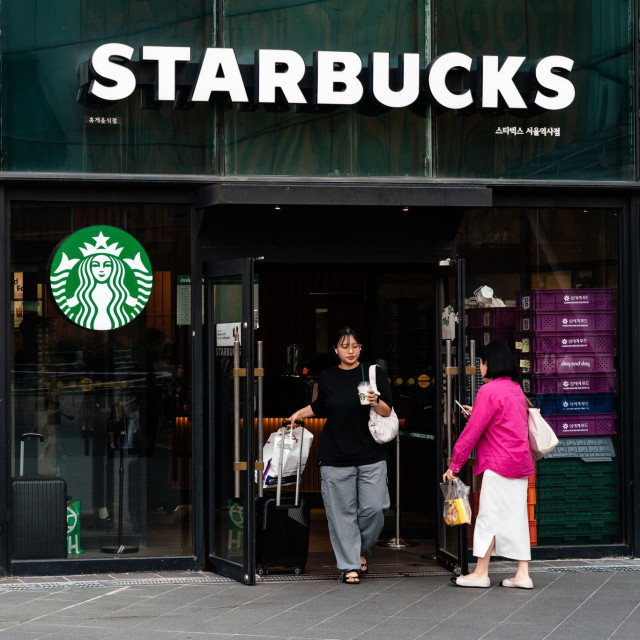 Σκάνδαλο στην Κορέα: Η Starbucks κυκλοφόρησε διαφήμιση «ημέρα τανκ» ανήμερα επετείου εξέγερσης