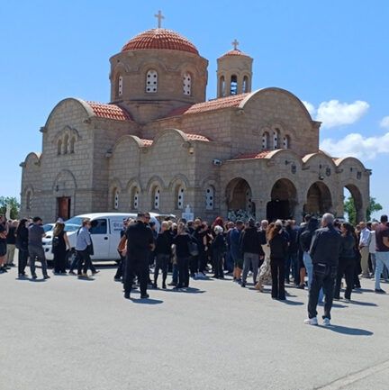 Ρόδος: Θλίψη και οδύνη στην κηδεία μητέρας και κόρης που έχασαν τη ζωή τους στο δυστύχημα