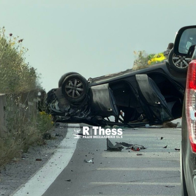 Θεσσαλονίκη: Σοβαρό τροχαίο στη Μουδανιών με ανατροπή οχήματος