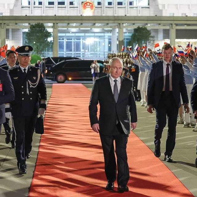 Ολοκληρώθηκε η επίσκεψη Πούτιν στην Κίνα: Μαθητές με σημαίες τον αποχαιρέτισαν στο αεροδρόμιο