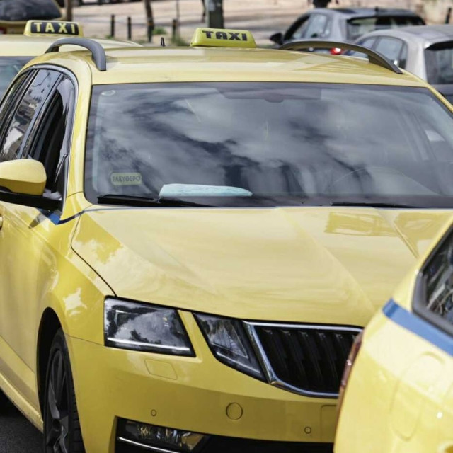 Χειροπέδες σε οδηγό ταξί που χρέωσε 45 ευρώ για διαδρομή από Μοναστηράκι στον Πειραιά