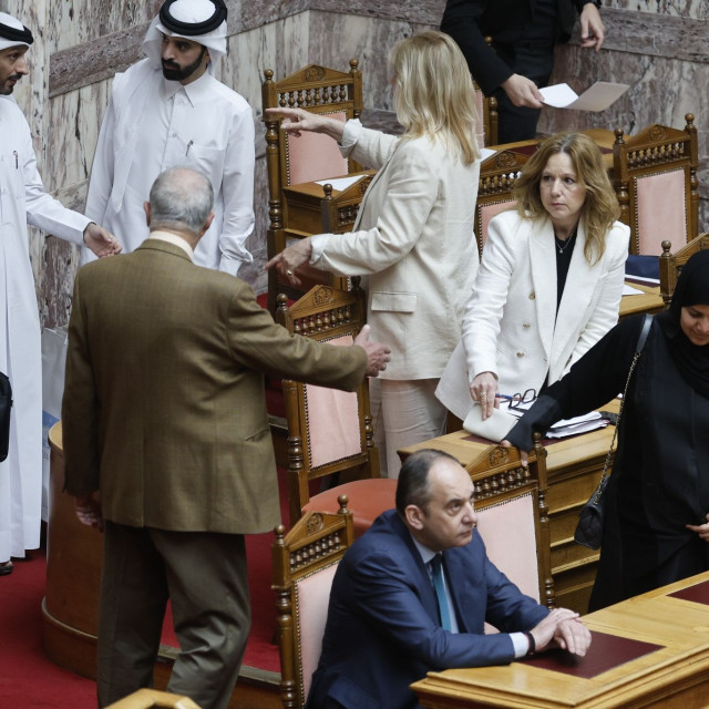 Απόβαση Καταριανών στη Βουλή κατά τη διάρκεια της συνεδρίασης για προκαταρκτική Λιβανού-Αραμπατζή