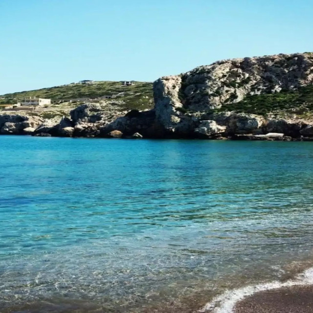 Πέντε παραλίες στην Αττική για τα πρώτα μπάνια του καλοκαιριού