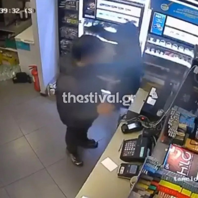 Θεσσαλονίκη: Βίντεο ντοκουμέντο από την ληστεία σε ψιλικατζίδικο - Απείλησαν με όπλο τον υπάλληλο