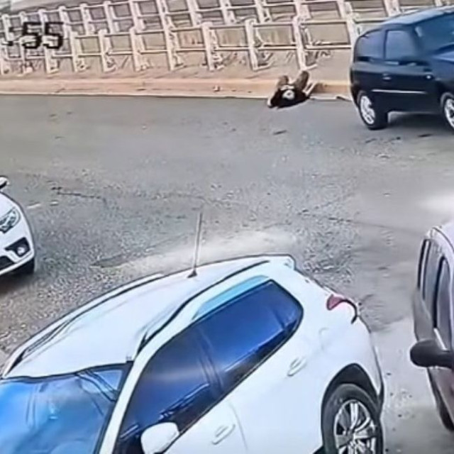 Δραματικές εικόνες: Η στιγμή που αυτοκίνητο πατάει την οδηγό του