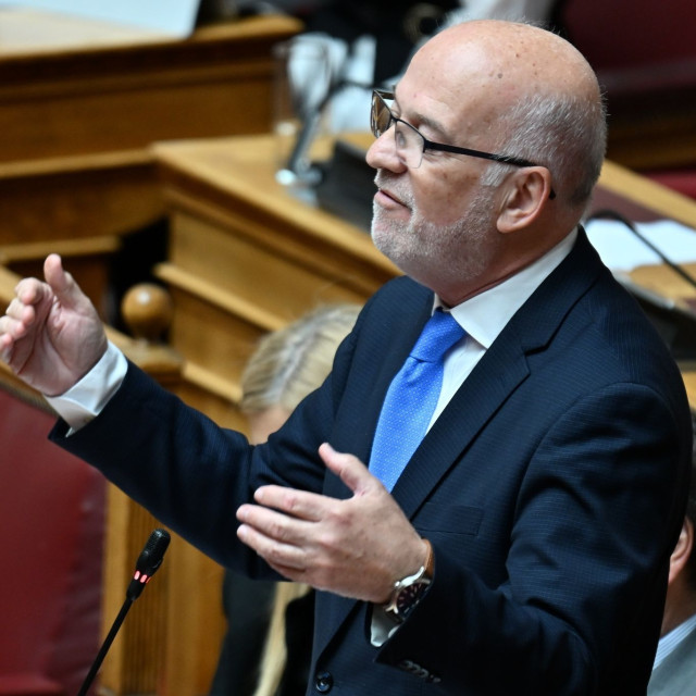 Φλωρίδης σε Ζωή: Υπάρχει μια κωμωδία με τον Κωνσταντίνου που ανεβαίνει σε παγκάκι. Του μοιάζετε