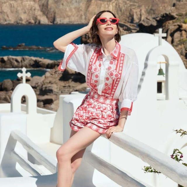 Η ανάρτηση της Λίλι Κόλινς από τη Μύκονο: «Το Emily in Paris ταξιδεύει στην Ελλάδα»