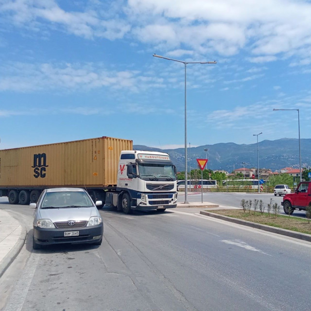 Βόλος: Γυναίκα παρασύρθηκε από νταλίκα – Στο νοσοκομείο σε σοβαρή κατάσταση