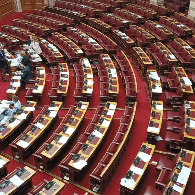 Αποχώρησε από τη Βουλή το ΠΑΣΟΚ - Βαριές κουβέντες για «εθνική προδοσία» από Ανδρουλάκη