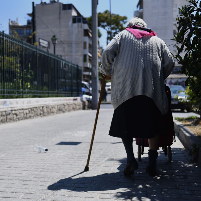 Αγρίνιο: Ηλικιωμένη πέταξε 36.000 ευρώ και κοσμήματα από το μπαλκόνι για να «καταγραφούν»