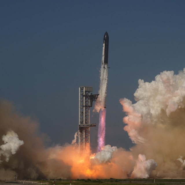 Ινδικός Ωκεανός: Η στιγμή που πύραυλος της SpaceX εκρήγνυται κατά την προσγείωση του