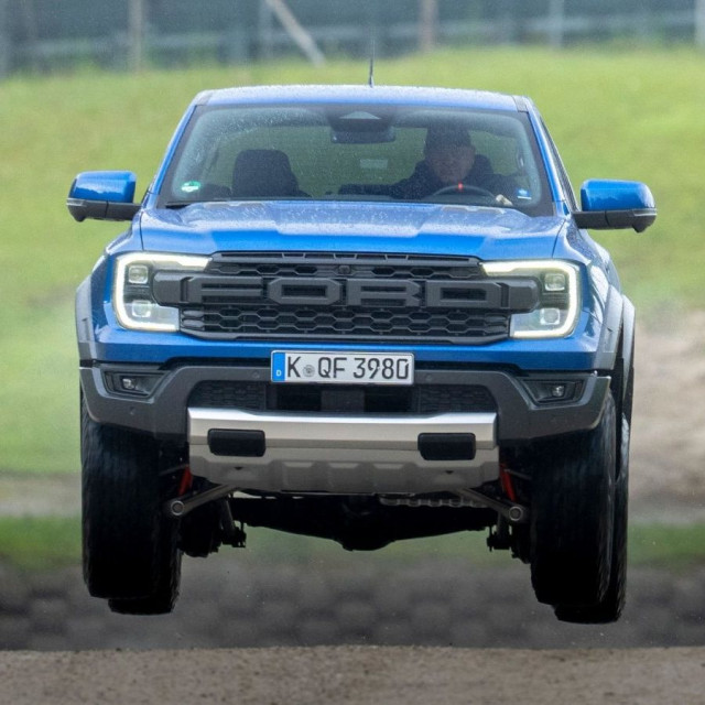 Ford: Το Ranger Raptor απογειώνεται και προσγειώνεται σαν να μην έγινε τίποτα