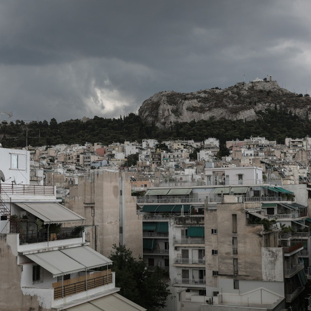 Καιρός αύριο: Συννεφιασμένη Κυριακή με βροχές και καταιγίδες – Έως 27 βαθμούς η θερμοκρασία