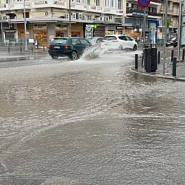 Καιρός: Ξαφνική μπόρα «χτύπησε» τη Θεσσαλονίκη - Πλημμύρισαν δρόμοι