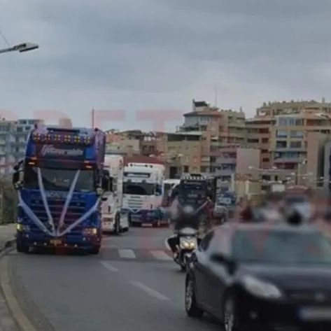 Ηράκλειο: Νταλίκες «ξεσήκωσαν» την Παραλιακή λίγο πριν τον γάμο - Δείτε βίντεο