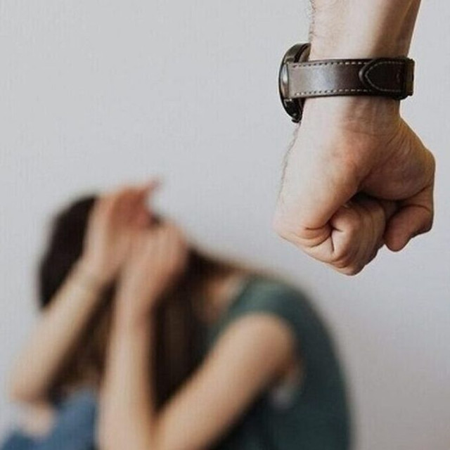 Πάτρα: Αστυνομικοί έσπασαν την πόρτα για να σώσουν γυναίκα που ξυλοκοπήθηκε άγρια από τον σύζυγό της